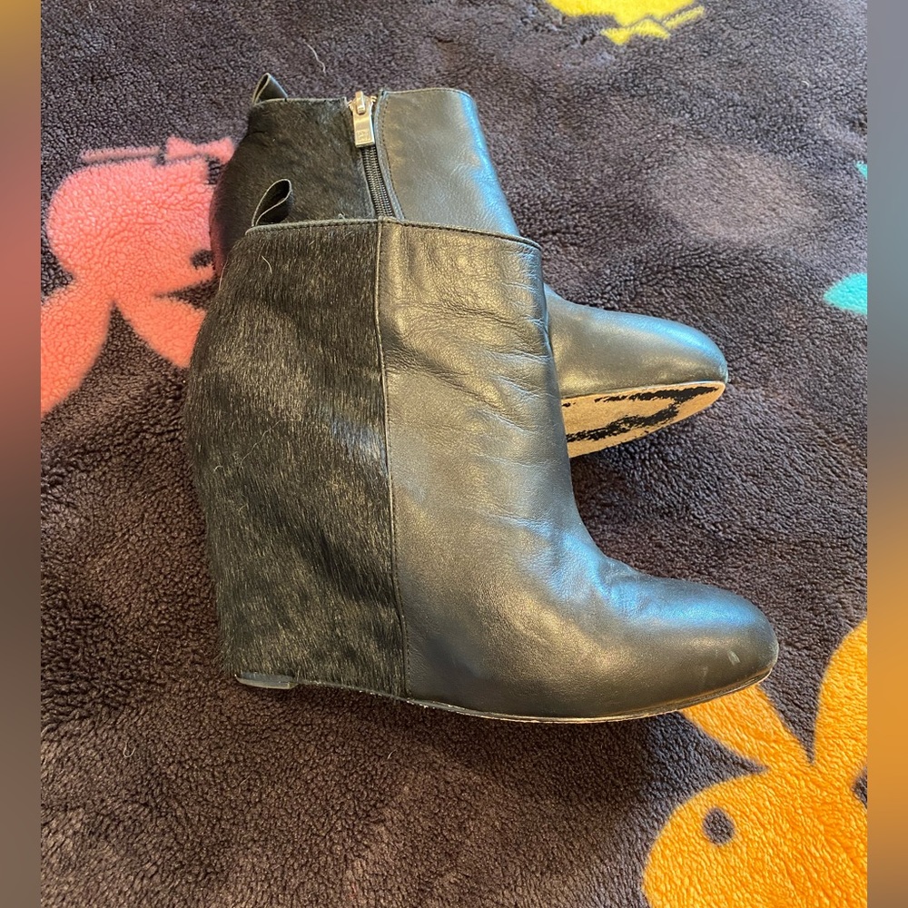 Pour la victoire black leather wedge booties